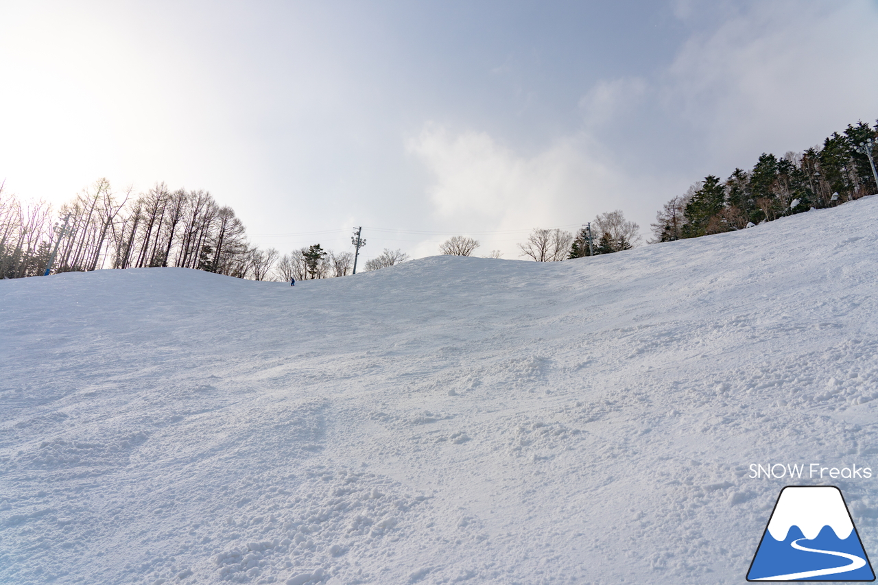 札幌藻岩山スキー場｜藻岩山の山頂に架かる『第2トリプルリフト』は、明日が今季の運行最終日…。ということで、いざ乗り納めにGo～(^^♪